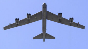 שני מטוסי B-52 טסים מעל טאלין לרגל יום העצמאות של אסטוניה