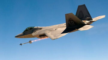 F-22 ВВС США сбил «высотный объект» над Аляской