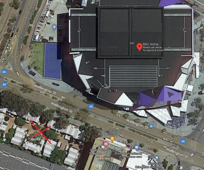 Een leegstaand blok aan de overkant van de RAC Arena veranderde in een openbaar urinoir tijdens UFC 284, terwijl 15,000 fans de locatie binnendrongen.