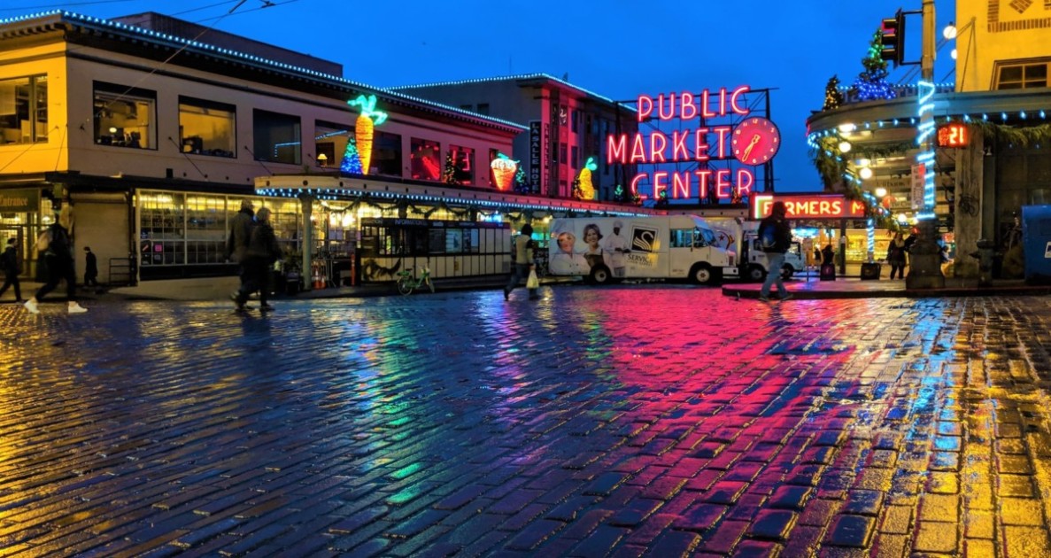 Targ Pike Place w Seattle o zmierzchu