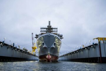 US Navy granskar kostnadsbesparande designändringar innan man återupptar amfibköp