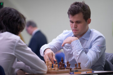 Bạn muốn chơi bài xì phé với cờ vua GOAT Magnus Carlsen?