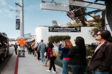 West Hollywood sărbătorește primul dispensar destinat adulților din Sunset Strip