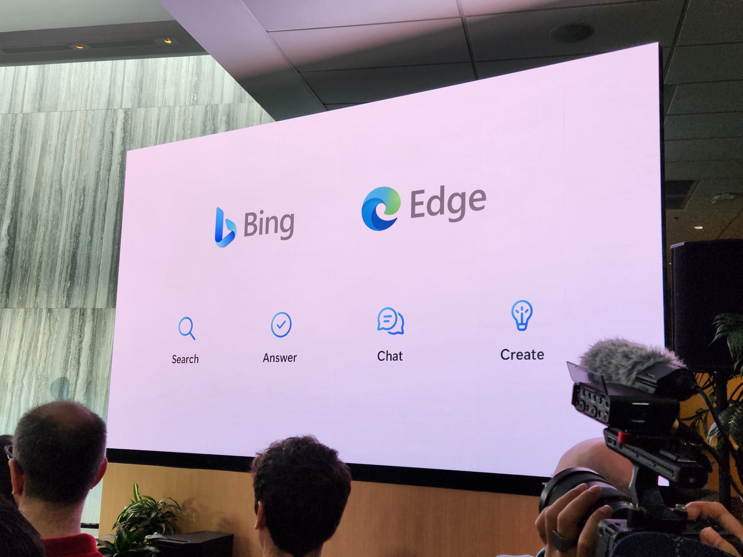 Với ChatGPT, Bing mới muốn trở thành 'người đồng hành được hỗ trợ bởi AI cho web' của bạn