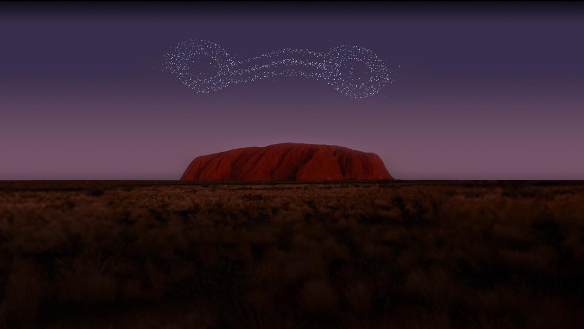 Pokaz świetlny z udziałem 1,000 dronów przybywa do Uluru, aby zwabić turystów