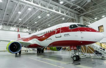 एयरबाल्टिक ने अपने 40वें एयरबस ए220-300 विमान का कनाडा में लातवियाई झंडे में अनावरण किया