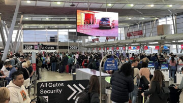 Аеропорти стикаються з великим випробуванням, щоб не повторити торішню великодню кризу