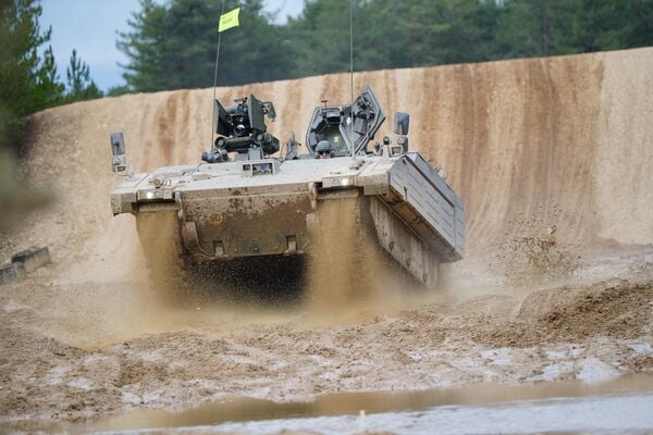 据英国国防部称，阿贾克斯装甲车已经转弯
