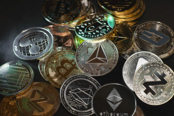Bitcoin, Ether fallen; Top 10 Kryptos gemischt; Gold schließt im März 8 % höher