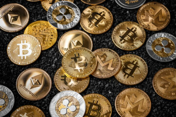 A bitcoin emelkedése, a legtöbb 10 kriptográfia csökkenése a bankszektor helyzetére vonatkozó vegyes jelek közepette