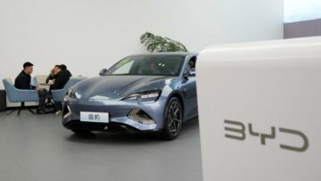 Чистая прибыль BYD, поддерживаемая Баффетом, выросла более чем на 400% благодаря росту продаж электромобилей