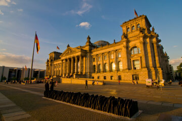 Zaplet Bundestaga: Politično mikrotargetiranje uporabnikov Facebooka povzroča jezo