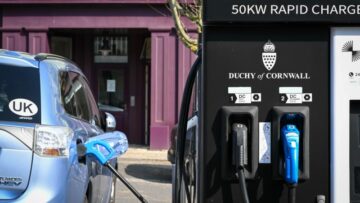 Polnjenje električnih vozil lahko letno stane 1,800 USD več v javnosti kot doma – analiza Združenega kraljestva