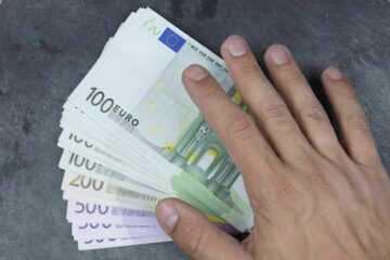 استعاد زوج يورو / دولار EUR / USD مستوى 1.0600 ، موسعًا مكاسبه بسبب ضعف الدولار الأمريكي