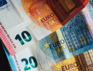 Євро слабшає після того, як ЄЦБ знизив процентні ставки