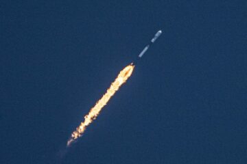 Falcon 9 ใช้งานดาวเทียม Starlink 56 ดวงในการเปิดตัวครั้งที่ 20 ของ SpaceX ในปีนี้