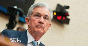 Rezerwa Federalna podnosi stopy procentowe o 25 punktów bazowych pomimo zawirowań bankowych