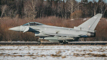 Erster RAF-Taifun landet in Estland, um sich einer deutschen Abteilung anzuschließen, die die NATO Baltic Air Policing unterstützt