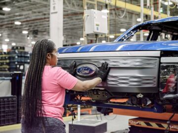 Ford планирует значительное увеличение производства ключевых бензиновых, гибридных и электрических моделей