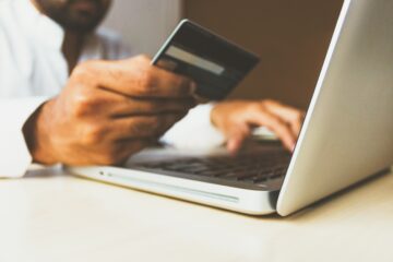 Cara membayar vendor secara online: Kartu kredit, ACH, kabel, dan lainnya