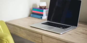 Hoe Mac opnieuw op te starten met toetsenbord