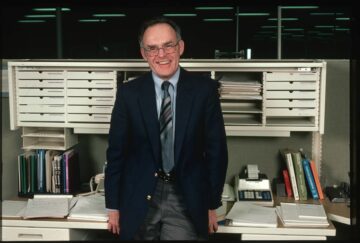 מייסד שותף של אינטל, גורדון מור, מחבר הספר "חוק מור", מת בגיל 94