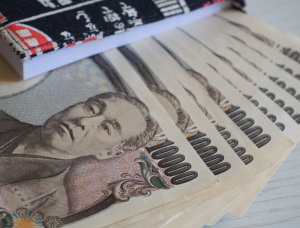 जापानी येन आर्थिक अनिश्चितता के सामने लचीलापन दिखाता है