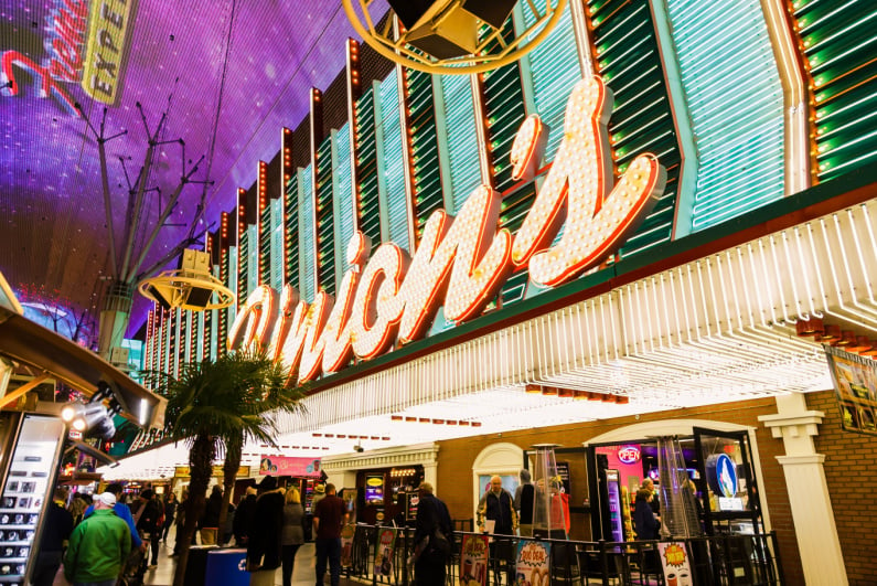 El letrero de 'Política de no color' del casino de Las Vegas genera controversia y confusión