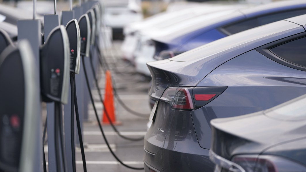 USA-tillverkade regler för elbilsbatterier ändras i den nya lagens finstilta