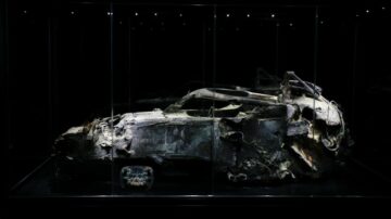 תערוכת F1 חדשה מציגה את המכונית השרופה של רומיין גרושאן