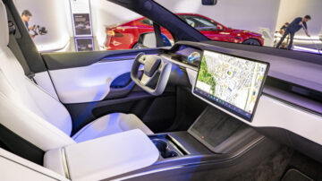 NHTSA ตรวจสอบรถยนต์ Tesla Model X จำนวน 50,000 คันโดยปลดเข็มขัดนิรภัยด้านหน้าออก