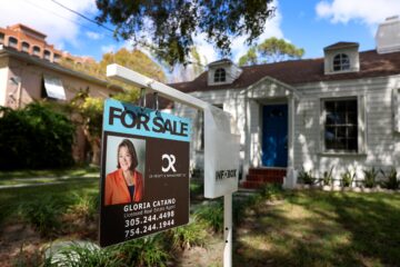 Penjualan rumah yang tertunda menghasilkan keuntungan kecil di bulan Februari, karena tingkat hipotek melonjak