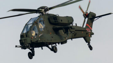 Prototyp av AW249 Attack Helikopter In Combat Livery Flyger För första gången