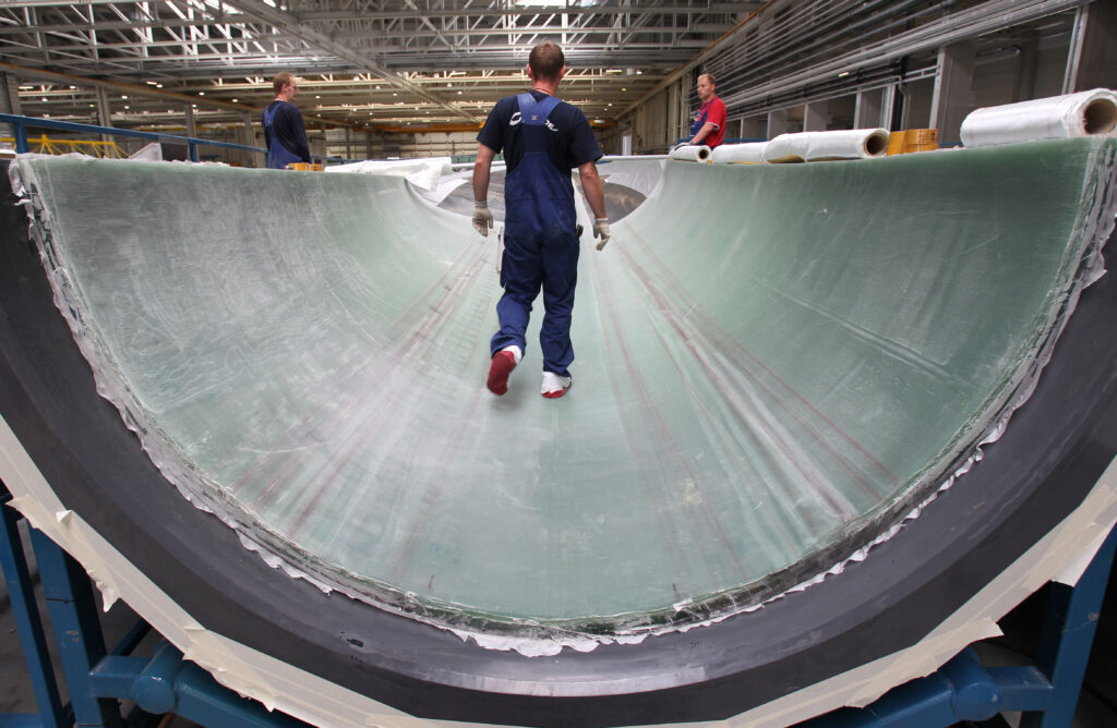 Γίνονται εργασίες σε ένα πτερύγιο ρότορα μήκους 45 μέτρων στο εργοστάσιο του κατασκευαστή ανεμογεννητριών Nordex στο Ρόστοκ της Γερμανίας, 06 Αυγούστου 2010.