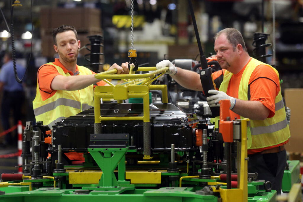 Συντήρηση της μπαταρίας του αυτοκινήτου Ford FocusElectric στη γραμμή παραγωγής του εργοστασίου της Ford στο Saarlouis της Γερμανίας.