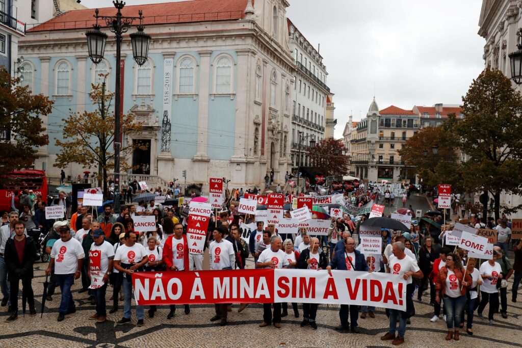 Διαδηλωτές διαμαρτύρονται κατά των ορυχείων λιθίου στο κέντρο της Λισαβόνας της Πορτογαλίας στις 21 Σεπτεμβρίου 2019. Το πανό γράφει "Όχι στο ορυχείο, Ναι στη ζωή".