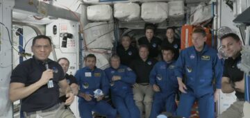 La capsule SpaceX s'amarre à la station spatiale avec un équipage multinational