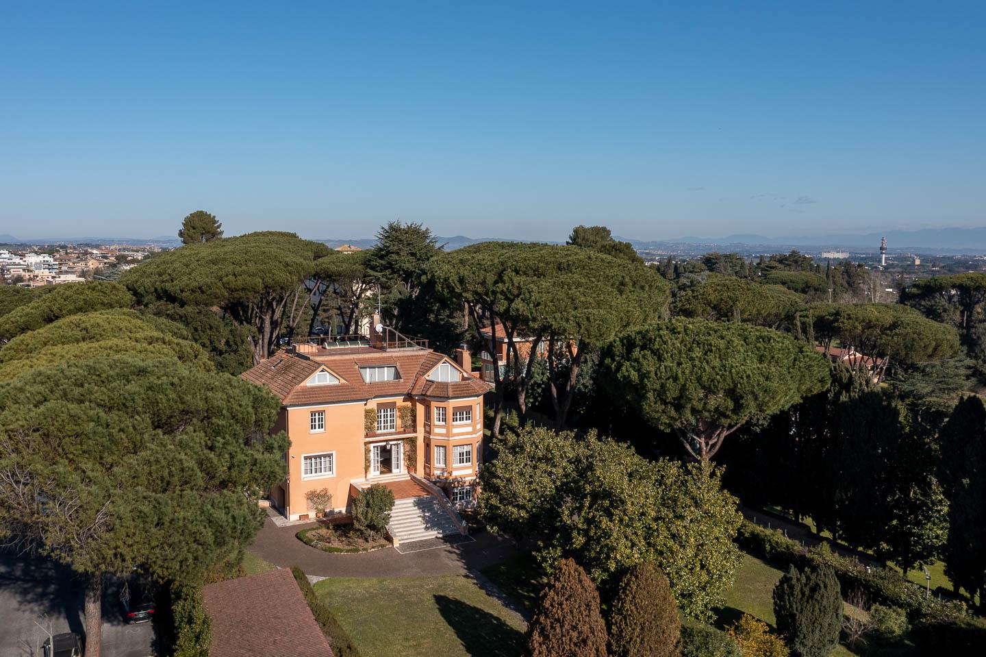 Repleto de estilo e história, a Villa Romana de Aldo Gucci vem à tona