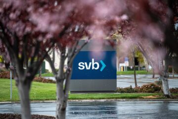 SVB מתחרה למניעת ריצה בנקאית כאשר קרנות מייעצות למשוך מזומנים