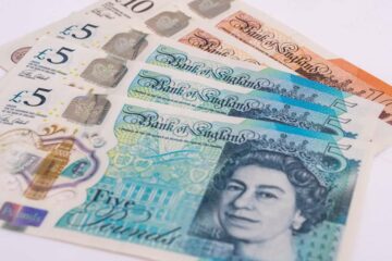 Dolarul s-a întărit vineri. Cum se tranzacționează lirele sterline?