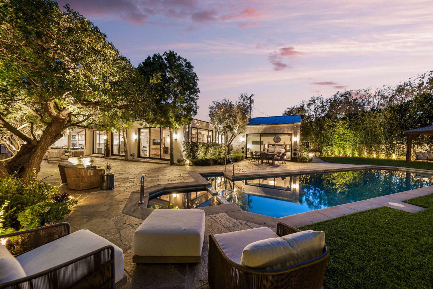 Det tidligere Los Angeles-hjemmet til skuespillerne Emily Blunt og John Krasinski børsnoteres for 6 millioner dollar