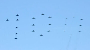 تحتفل القوات الجوية الإيطالية بالذكرى المئوية لتأسيسها مع تحليق مذهل فوق روما