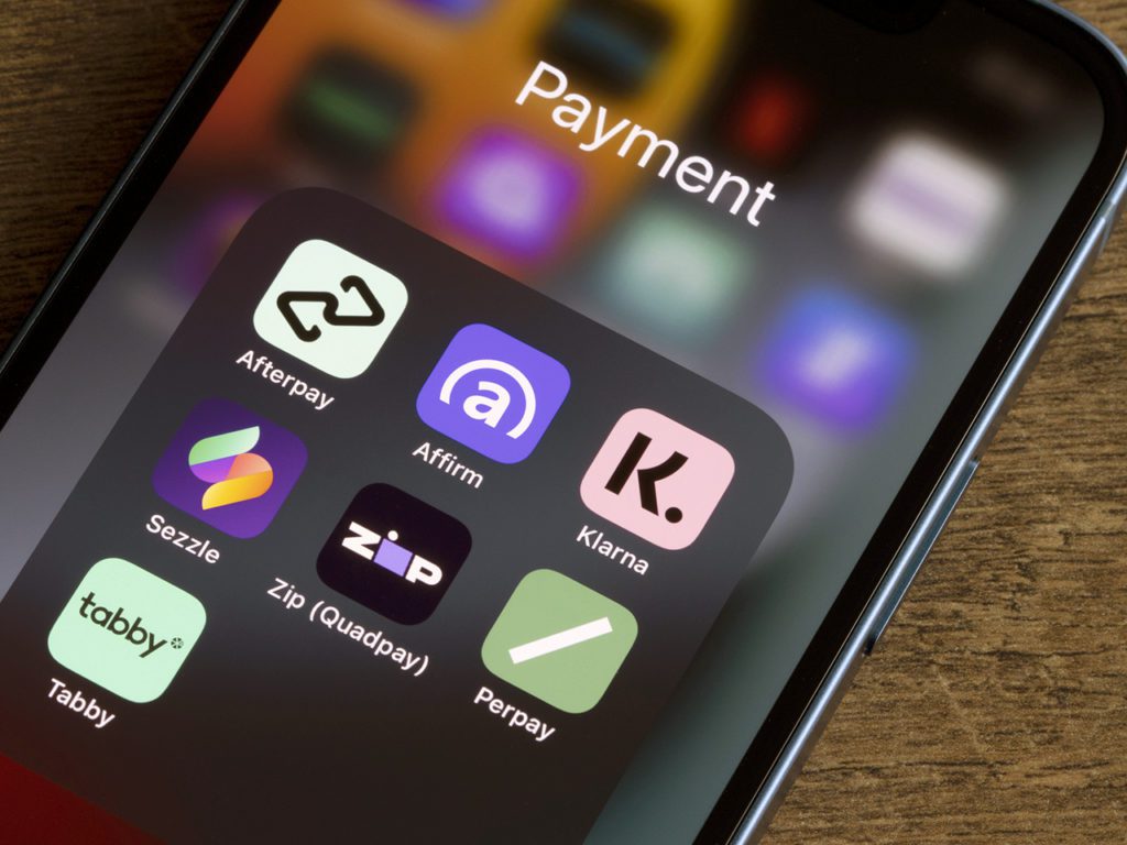 مختلف ادائیگی ایپس جو Buy Now Pay Later سروسز پیش کرتی ہیں ایک iPhone پر دیکھی جاتی ہیں، بشمول Afterpay، Affirm، Klarna، Sezzle، Zip (Quadpay)، Perpay، اور Tabby۔