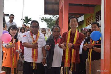 A Mitsubishi Motors támogatásával épült két indonéz általános iskola nyitóünnepséget tart