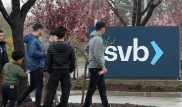 Den amerikanske regering garanterer, at Silicon Valley Bank-kunder vil have adgang til alle deres indskud fra mandag