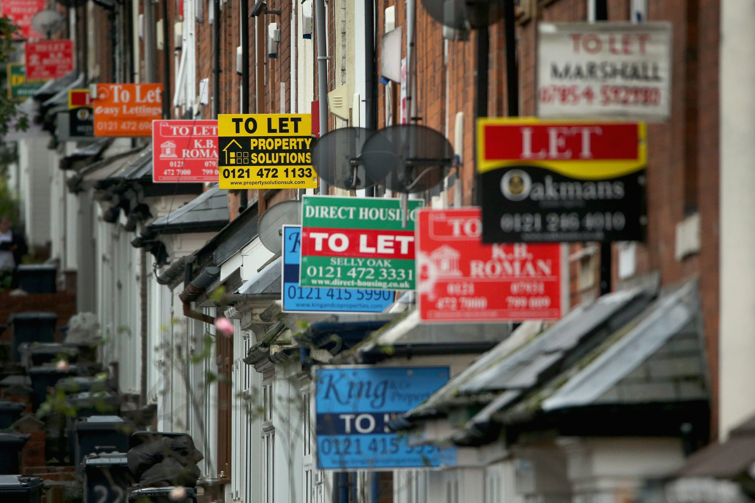 De britiske boligprisene har det skarpeste årlige fallet på et tiår