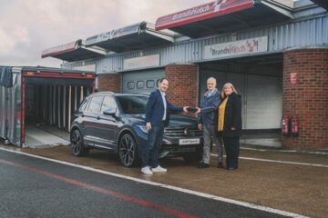 Volkswagen đến Brands Hatch để bàn giao chiếc Tiguan R thứ 10,000