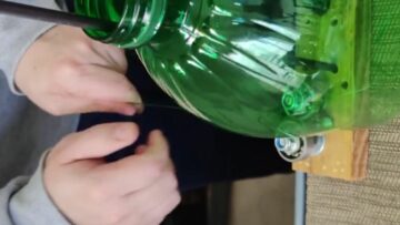 Kijk hoe deze persoon een fles recyclet door een Raspberry Pi-behuizing in 3D te printen