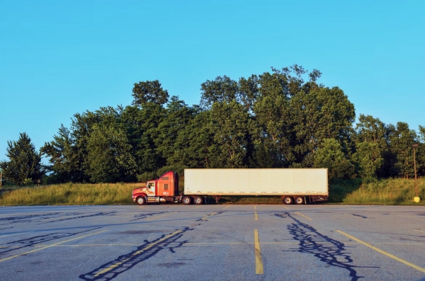 Unsplash Christopher Paul High Truck - 区块链技术会提高货运业的效率吗？