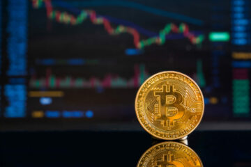 Bitcoin stiger over US$30,000, Solana fører gevinster på tværs af top 10 kryptoer